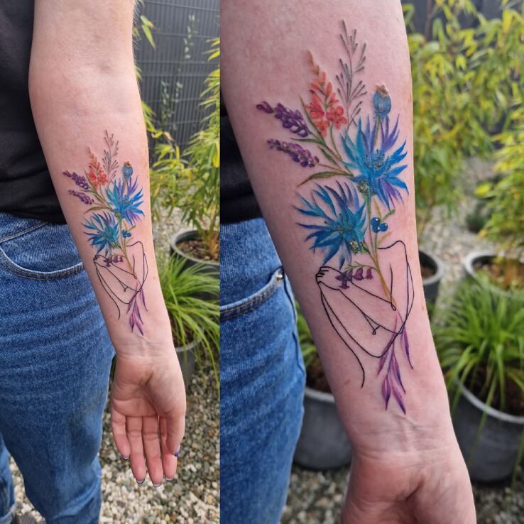 Tatuaż bukiet polnych kwiatów w motywie kwiaty i stylu minimalistyczne na ręce