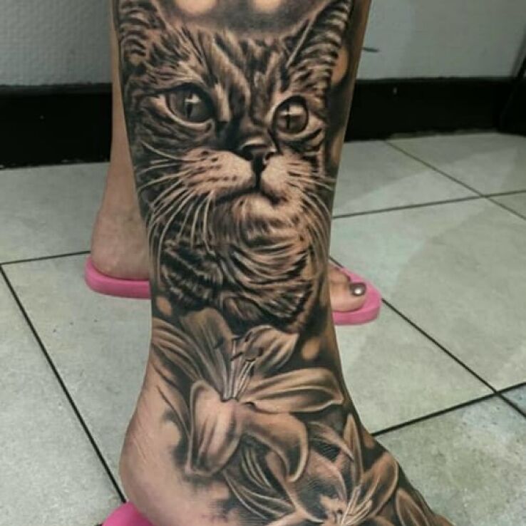 Tatuaż kot stefan w motywie zwierzęta i stylu realistyczne na nodze