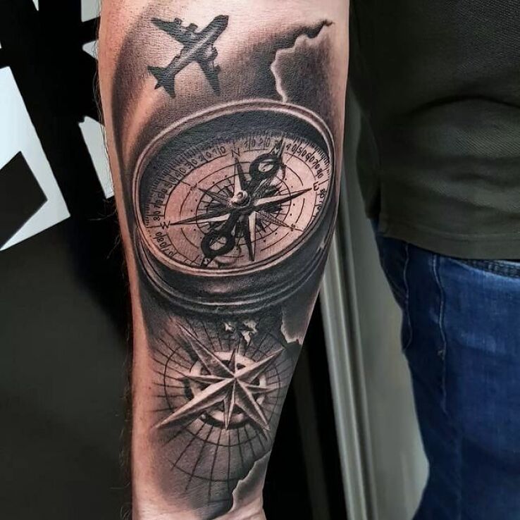 Tatuaż kompas w motywie czarno-szare i stylu realistyczne na ręce