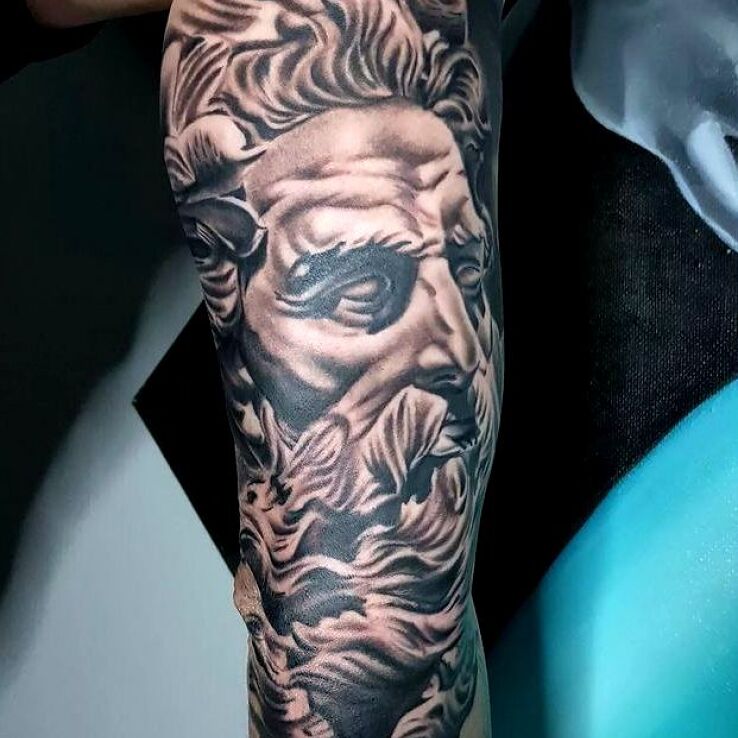 Tatuaż zeus w motywie mroczne i stylu realistyczne na ręce