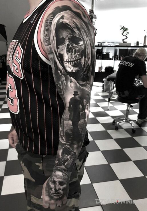 Tatuaż śmierć czyha za rogiem w motywie czaszki i stylu realistyczne na dłoni