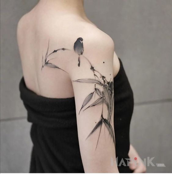 Tattoo Ptaszyna na gałęzi in floral motif and graphic / illustrative style on the shoulder blades