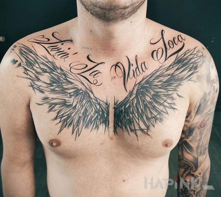 Tattoo Skrzydła na klatce, napis in black and gray motif and calligraphy style on the collarbone