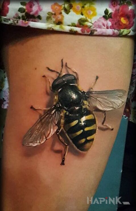 Tattoo Piękna pszczoła in 3D motif and realistic style on the leg