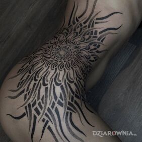 Tatuaż Duża i hipnotyzująca mandala na żebrach motyw: czarno-szare styl: dotwork