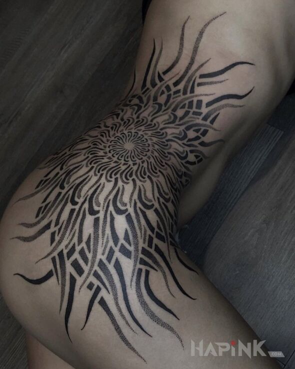 Tattoo Duża i hipnotyzująca mandala in mandalas motif and dotwork style on the ribs