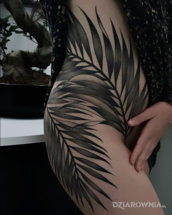 Tatuaż duże liście paproci w motywie florystyczne i stylu realistyczne na biodrze