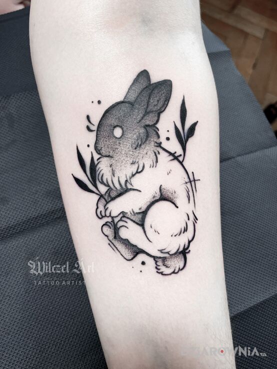 Tatuaż królik  liście w motywie zwierzęta i stylu kreskówkowe / komiksowe na ręce