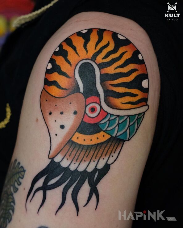 Tattoo PODWODNY ŚWIAT in animals motif and abstract style on the upper arm