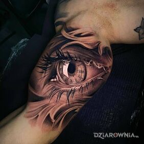 Tatuaż Damskie oko na bicepsie motyw: czarno-szare styl: realistyczne