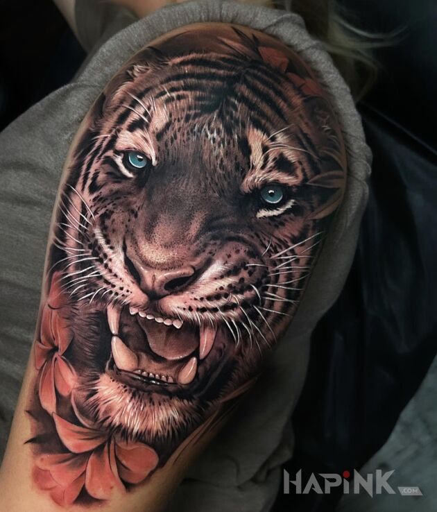 Tattoo Uśmiech tygrysa in flowers motif and realistic style On the arm