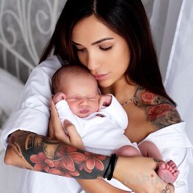 Tattoo Mom with tattoos on the shoulder motif: flowers style: realistic