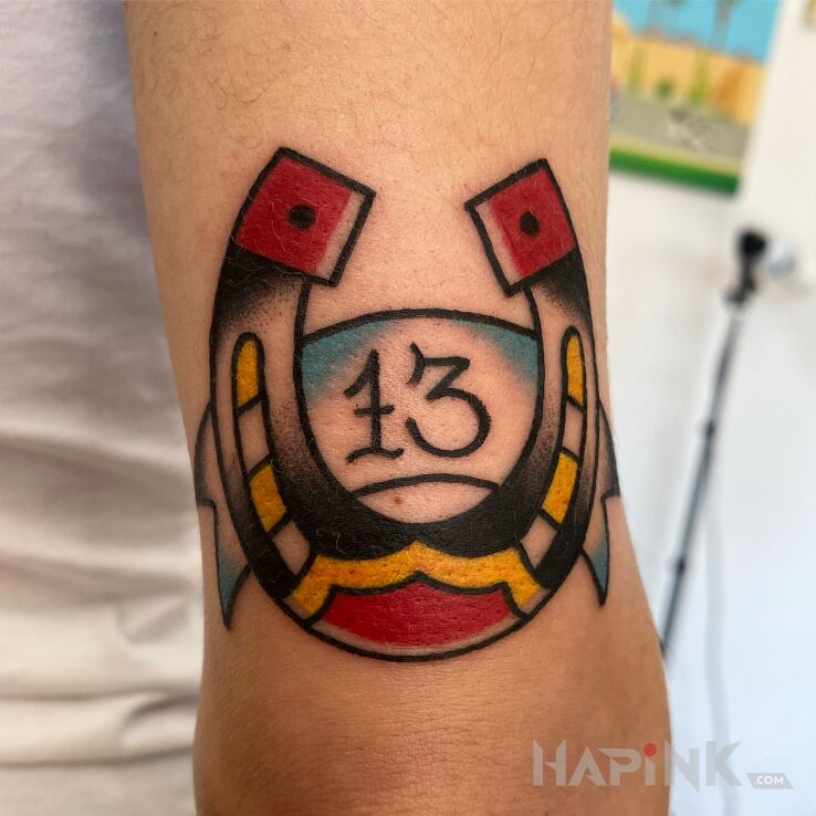 Tattoo Podkowa / Szczęście / 13 in objects motif and oldschool style on the upper arm