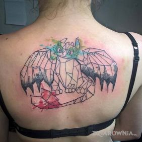 Tatuaż Geometryczna wizja Nocnej Furii na plecach motyw: smoki styl: geometryczne