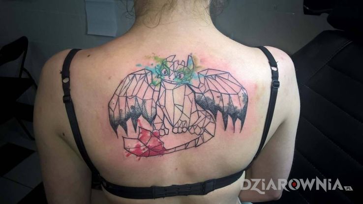 Tatuaż geometryczna wizja nocnej furii w motywie kolorowe i stylu geometryczne na plecach