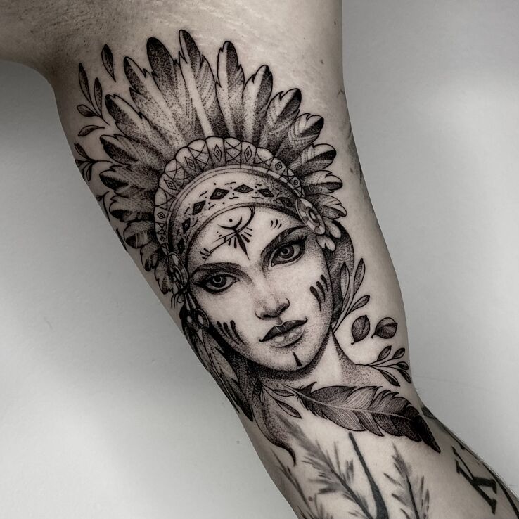 Tatuaż indianka  indianie  pióropusz  kobieta w motywie twarze i stylu realistyczne na ramieniu