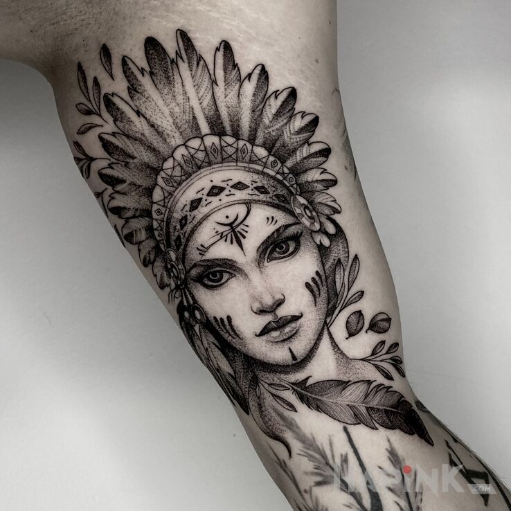 Tattoo Indianka / Indianie / Pióropusz / Kobieta in faces motif and graphic / illustrative style On the arm