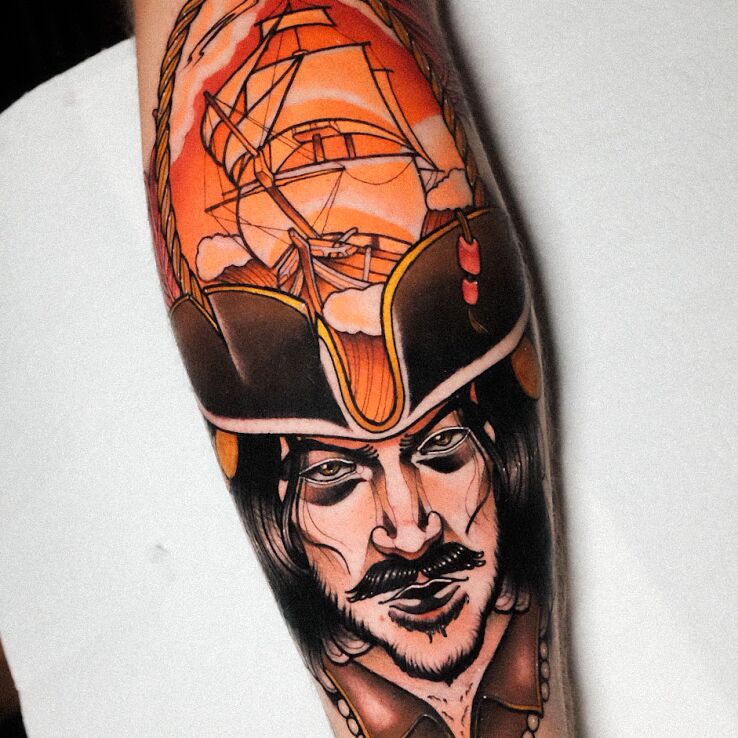 Tatuaż pirat  statek  kapitan w motywie postacie i stylu neotradycyjne na nodze