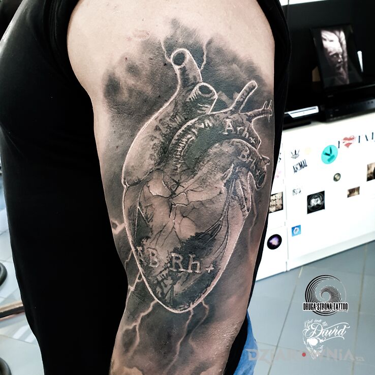Tatuaż serce z grupą krwi w motywie anatomiczne i stylu realistyczne na ramieniu