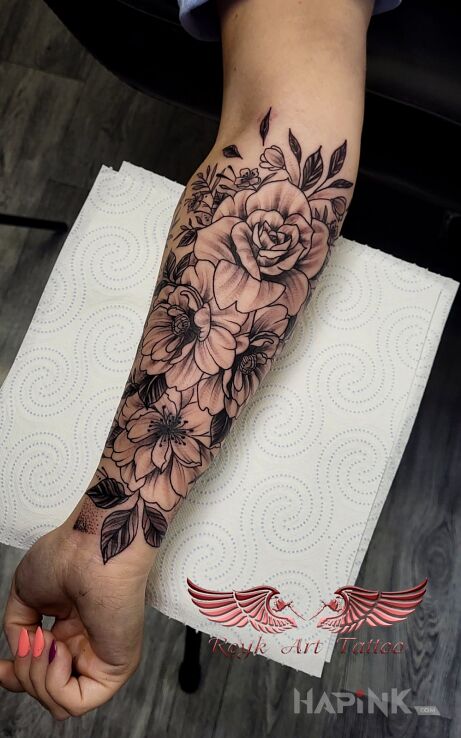 Tattoo Kwaitay na przedramieniu in flowers motif and realistic style on the forearm