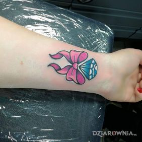 Tatuaż Kokardka z diamentem <3 na nadgarstku motyw: pozostałe