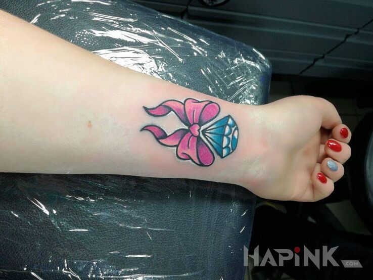 Tattoo Kokardka z diamentem <3 in other motif on the wrist
