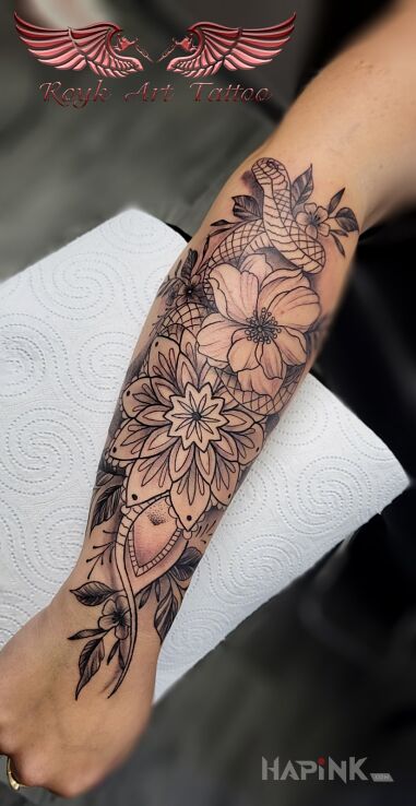 Tattoo Wąż tatuaż Kwiaty Mandala in animals motif and graphic / illustrative style on the forearm