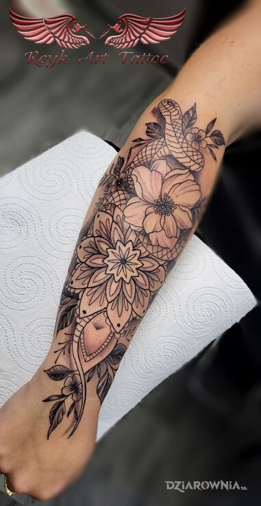 Tatuaż wąż tatuaż kwiaty mandala w motywie czarno-szare i stylu kontury / linework na przedramieniu