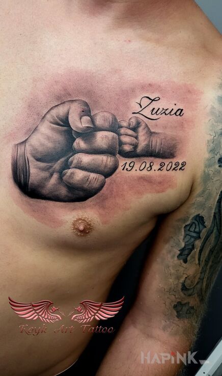 Tattoo Famili in 3D motif and realistic style on the chest