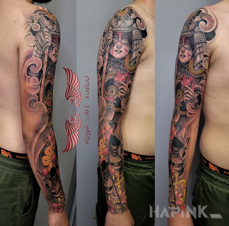 Tattoo Kolorwy Rękaw in flowers motif and japanese / irezumi style on the upper arm