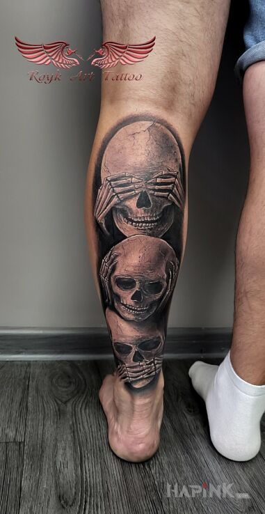 Tattoo Czaszki in skulls motif and realistic style on the calf