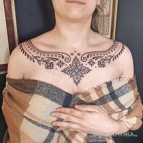 Tatuaż Tak trochę folkowo na klatce motyw: czarno-szare styl: kontury / linework
