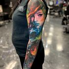 Tatuaż kobieta z kosmosu na ręce, motyw: kolorowe, styl: realistyczne