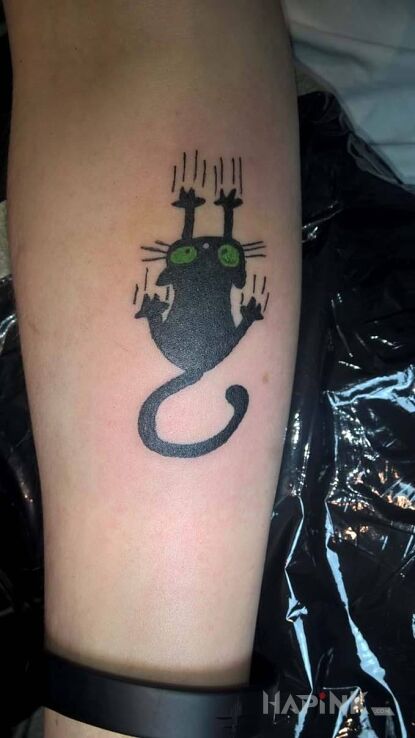 Tattoo Nieporadny koteł in animals motif on the forearm