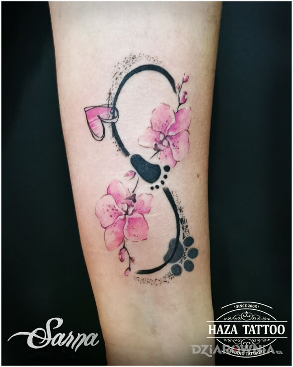 Tatuaż znak nieskończoności w motywie kwiaty i stylu minimalistyczne na przedramieniu
