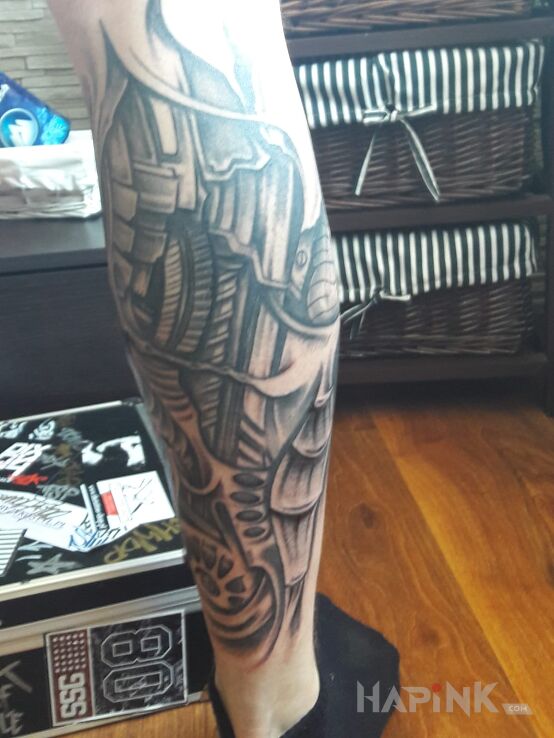 Tattoo Zebatki in anatomical motif on the calf
