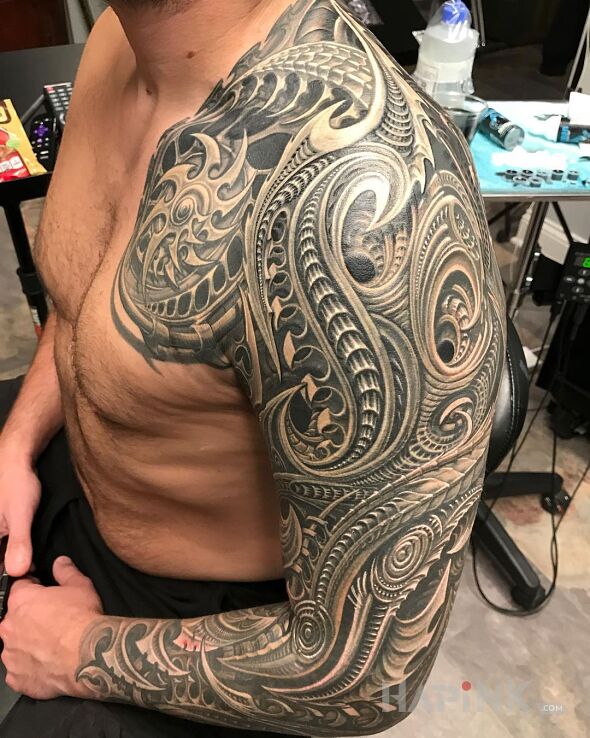 Tattoo Plemienne, ale nie do końca in black and gray motif and organic style On the arm
