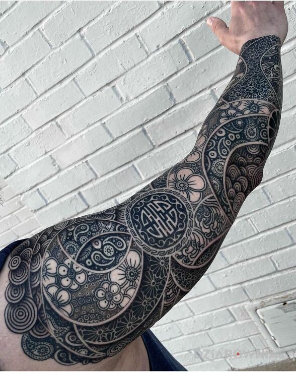 Tatuaż ciekawa mieszanka w motywie czarno-szare i stylu graficzne / ilustracyjne na ramieniu