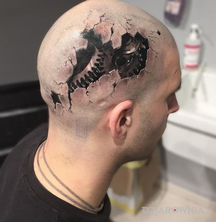 Tatuaż koła i zębatki w motywie 3D i stylu biomechanika na głowie