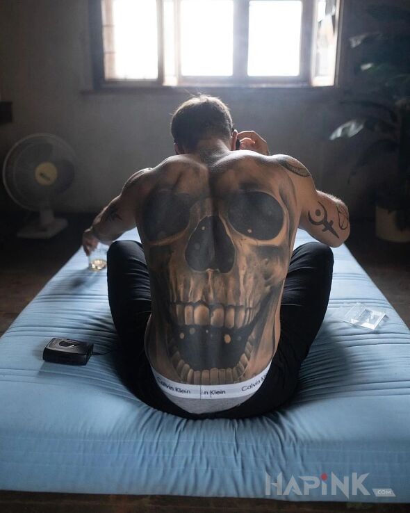 Tattoo Czasza in black and gray motif and blackwork / blackout style on the shoulder blades