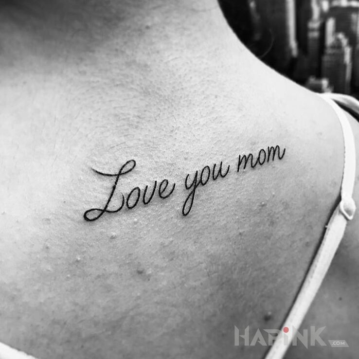 Tattoo Kocham cię mamo in lettering motif and calligraphy style on the collarbone
