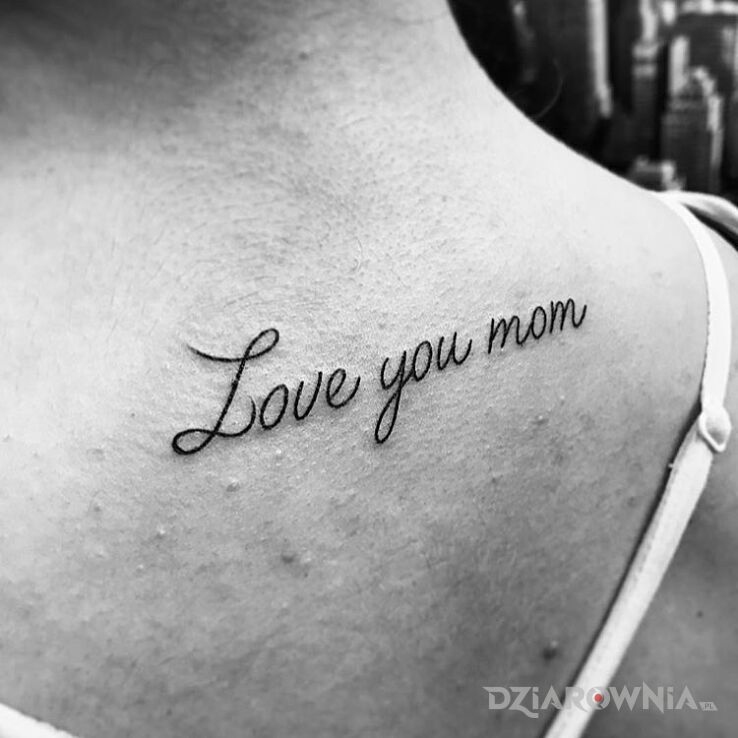 Tatuaż kocham cię mamo w motywie napisy i stylu kaligrafia na obojczyku
