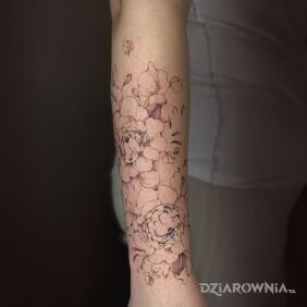 Tatuaż Delikatne kwiaty na przedramieniu motyw: florystyczne styl: realistyczne