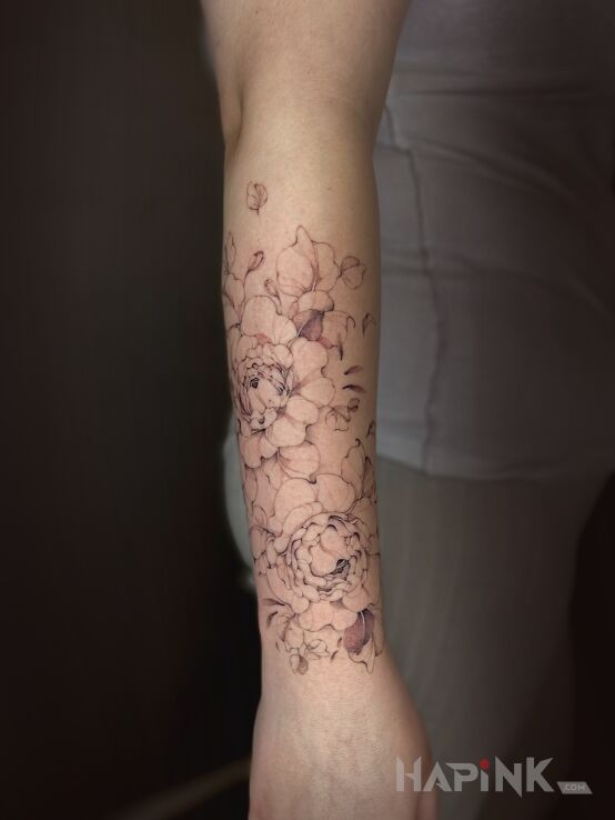 Tattoo Delikatne kwiaty in flowers motif and realistic style on the forearm