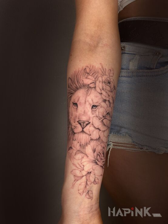 Tattoo Delikatny tatuaż in animals motif and realistic style on the forearm