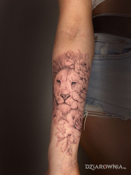 Tatuaż delikatny tatuaż w motywie natura i stylu realistyczne na przedramieniu