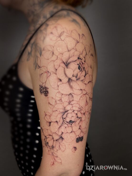 Tatuaż delikatne kwiaty w motywie kwiaty i stylu organika na ramieniu