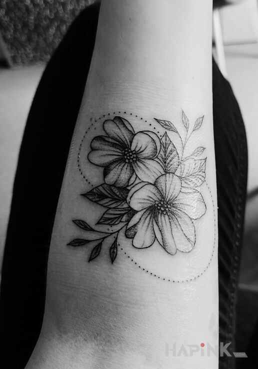 Tattoo Drugi tatuaż. Motyw kwiatowy. in black and gray motif and graphic / illustrative style On the arm