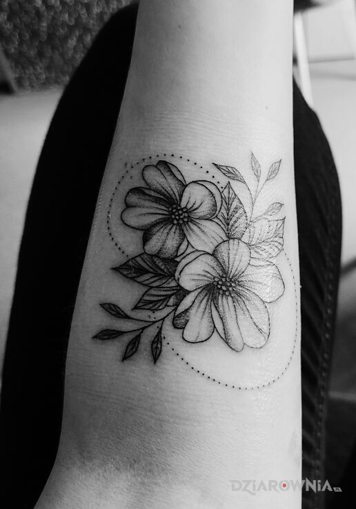 Tatuaż drugi tatuaż motyw kwiatowy w motywie czarno-szare i stylu minimalistyczne na przedramieniu