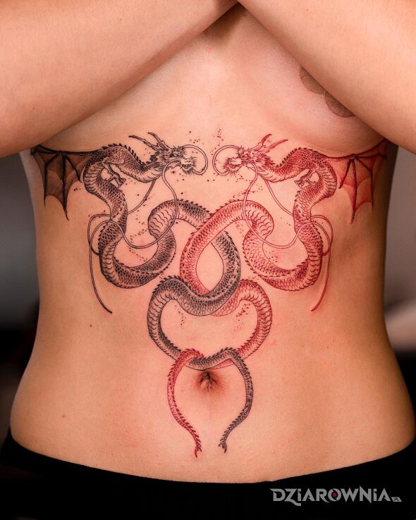 Tatuaż czarny i czerwony smok w motywie smoki i stylu graficzne / ilustracyjne pod piersiami (underboob)